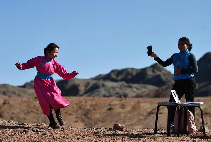 戈壁深處上網課