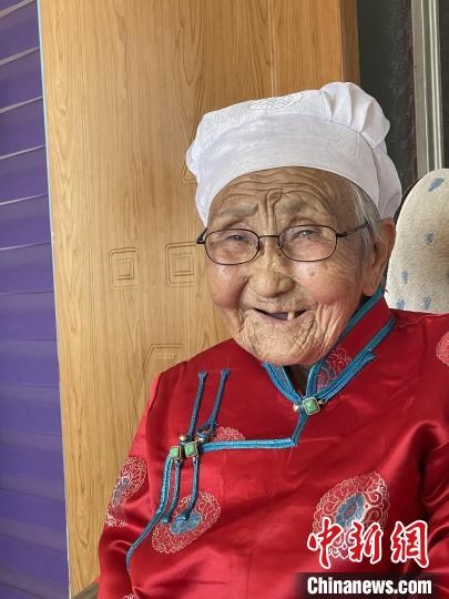 薩仁托婭拍攝的“草原母親”?！∷_仁托婭供圖