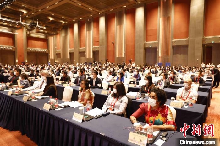 500余名專家學(xué)者、嘉賓代表以線上線下方式參加開幕式?！∈⒓样i 攝