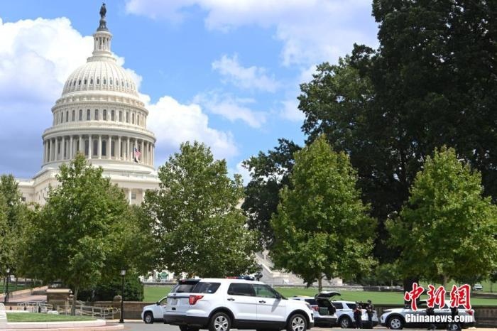 當地時間8月19日，一名男子駕駛黑色皮卡至國會圖書館前，并聲稱車上有炸彈。該事件導致美國國會大廈周邊街道封鎖，警方還疏散了周邊國會辦公樓和聯邦最高法院里的工作人員。圖為警方在美國會大廈西側廣場警戒。 <a target='_blank' href='http://www.chinanews.com/'>中新社</a>記者 陳孟統 攝