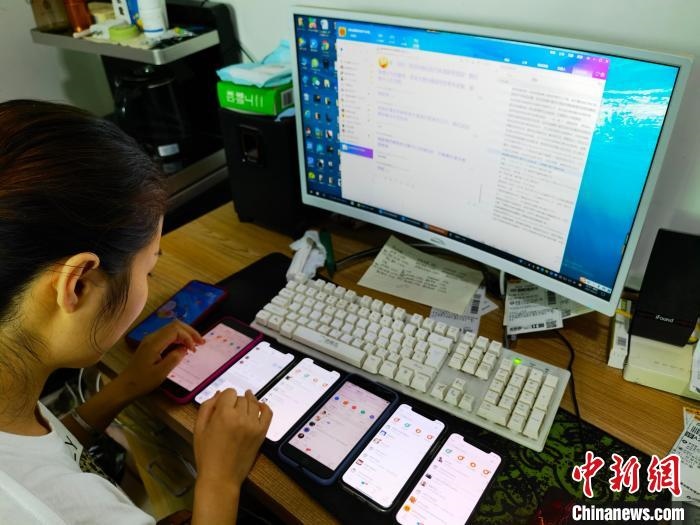 圖為網(wǎng)絡(luò)客服為網(wǎng)上“專車座套”客戶答疑釋惑?！巫雍?攝