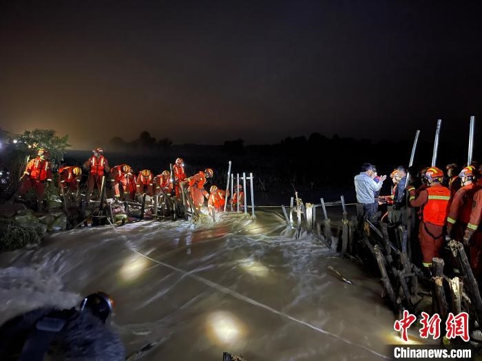 消防員分成左右兩路，同時(shí)發(fā)起決口封堵總攻?！￠Z旭輝 攝