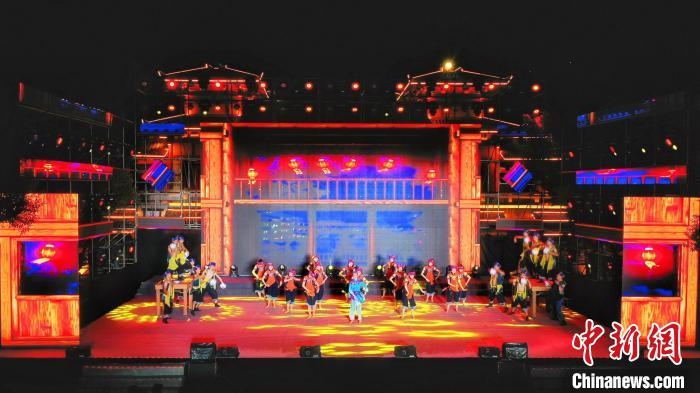2021昭君文化旅游活動(dòng)專場(chǎng)晚會(huì)現(xiàn)場(chǎng)?！≈苄橇?攝