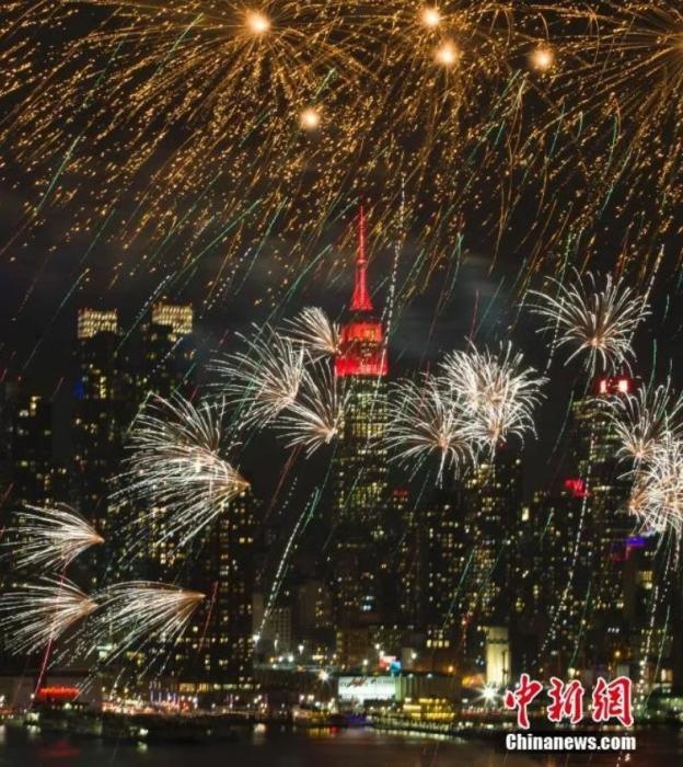 　　2018年，中國(guó)駐紐約總領(lǐng)事館前的哈德遜河上空燃放起焰火，慶祝中國(guó)狗年春節(jié)。