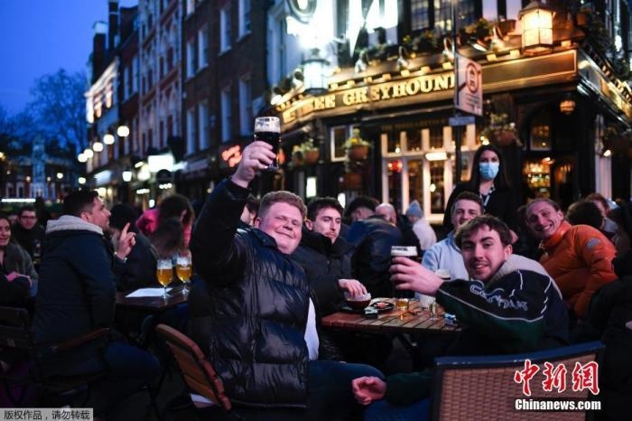 當(dāng)?shù)貢r(shí)間2021年4月12日，英國進(jìn)入放松疫情封鎖措施的第二階段。商鋪、理發(fā)店、健身房等被允許重新開張，酒吧和餐館也可以在室外營業(yè)。據(jù)悉，酒吧解封的第一晚，倫敦大批民眾在市中心喝酒跳舞，場面宛如狂歡節(jié)。