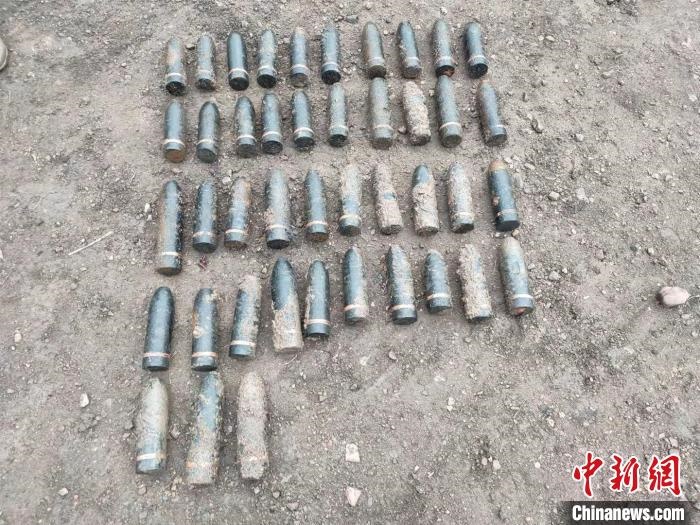 圖為發(fā)現(xiàn)的遺留炮彈?！√厝崭駱?攝