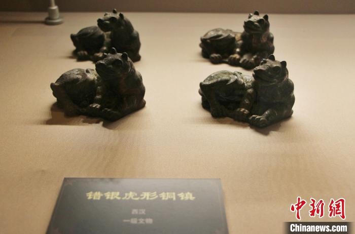 一級文物錯銀虎形銅鎮(zhèn)?！≮w曉 攝