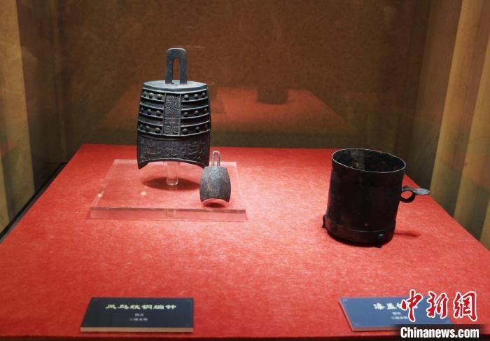 二級文物西漢鳳鳥紋銅編鐘、漆蓋銅卮。　趙曉 攝