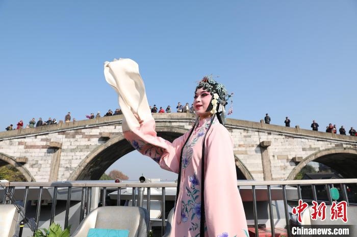 2019京杭對話的大運(yùn)河京杭雅集活動中，浙江昆劇團(tuán)國家一級演員楊崑在中國大運(yùn)河(杭州段)上進(jìn)行表演。　徐軍 攝 攝