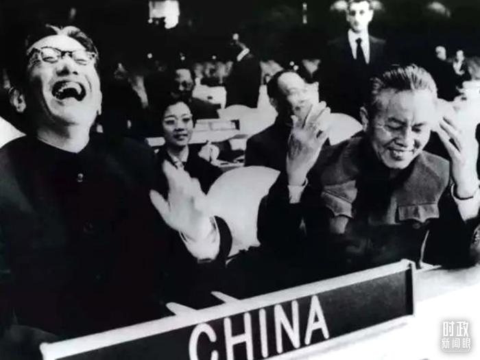△1971年11月15日，以外交部副部長喬冠華(左一)為團長、黃華(右一)為副團長的中國代表團，首次出現(xiàn)在聯(lián)合國大會上。(資料圖)