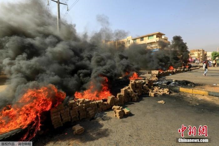 當(dāng)?shù)貢r(shí)間10月25日，蘇丹局勢發(fā)生突變，過渡政府總理被“綁架”，政府部長被軍方抓捕，國家進(jìn)入緊急狀態(tài)，大量民眾走上街頭對軍方行動進(jìn)行抗議，已有7人在抗議活動中死亡，140人受傷。圖為抗議活動中燃燒的輪胎。