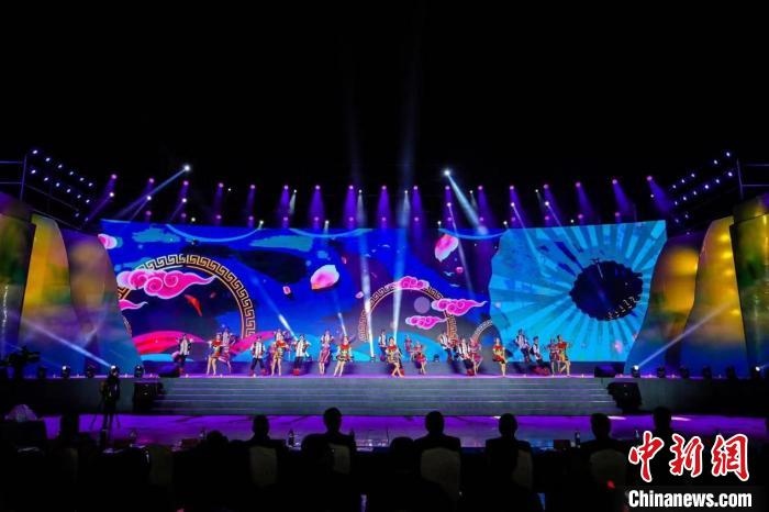 圖為中國(guó)·重慶秀山第二屆“金山銀山”文化旅游節(jié)開(kāi)幕現(xiàn)場(chǎng)?！⌒闵娇h文旅委供圖