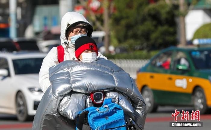 資料圖:市民在大風(fēng)降溫天氣下出行。 <a target='_blank' href='http://www.chinanews.com/'>中新社</a>記者 賈天勇 攝