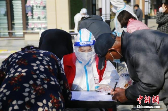資料圖：青海省西寧市城西區(qū)一核酸檢測(cè)采樣點(diǎn)，居民進(jìn)行信息登記。<a target='_blank' href='http://www.chinanews.com/'>中新社</a>記者 馬銘言 攝