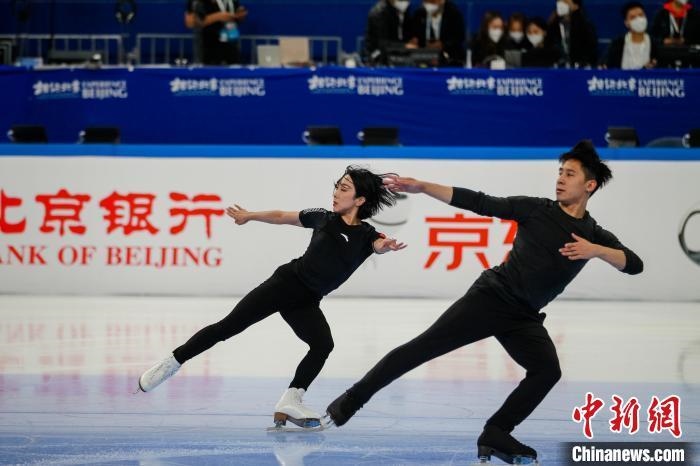 圖為隋文靜、韓聰在測試賽期間進(jìn)行官方訓(xùn)練 王洋 攝