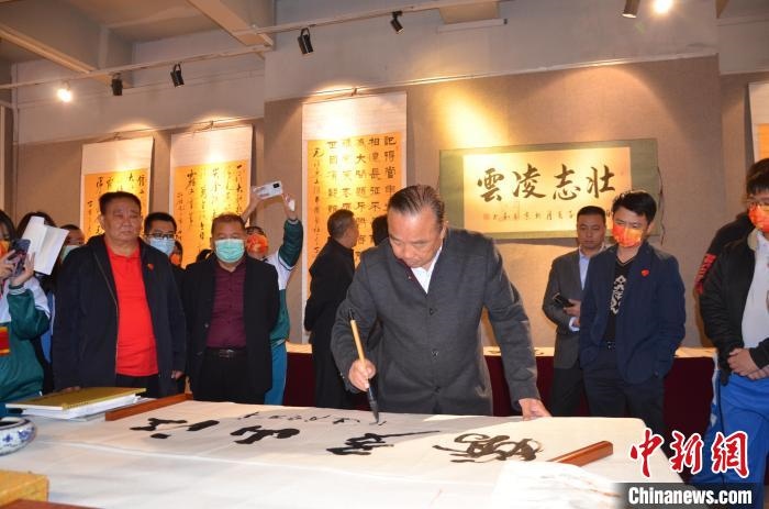 圖為“鐵軍老戰(zhàn)士”、著名書法家、解放軍報原副總編輯連俊義少將現(xiàn)場揮毫?！☆佇玛?攝 攝