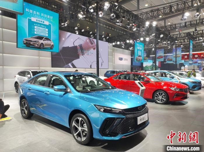 長(zhǎng)沙國(guó)際車展上展出的汽車?！√菩∏?攝