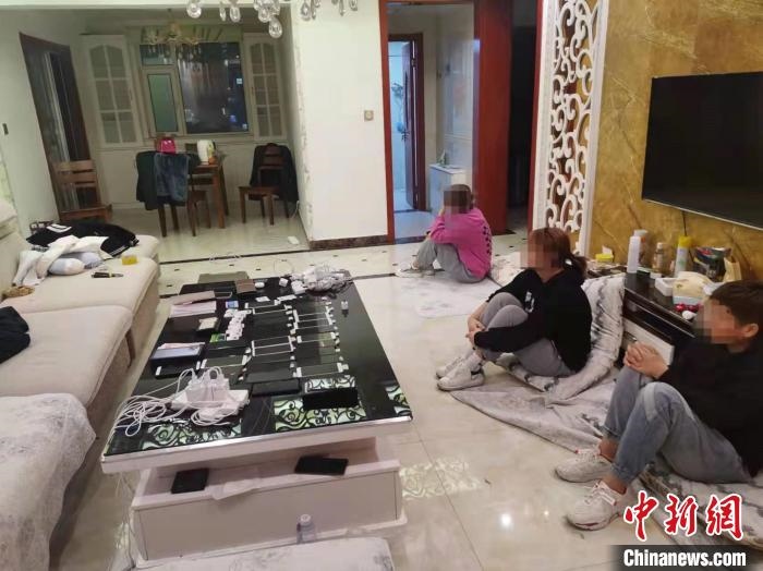 資料圖為果洛藏族自治州公安民警抓獲的犯罪嫌疑人?！‖斍呖h公安局供圖