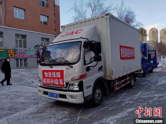 圖為滿洲里物資保障巡回補(bǔ)給車隊(duì)配貨現(xiàn)場(chǎng)?！∏靥饌?攝