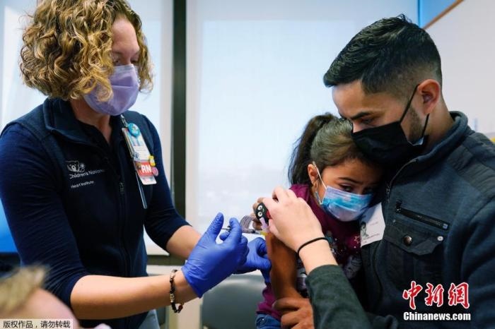 資料圖：當?shù)貢r間11月3日，美國華盛頓，國立兒童醫(yī)院為孩子接種疫苗。美國新冠疫苗接種進入了一個新階段，數(shù)百萬名小學生現(xiàn)在可以接種疫苗。