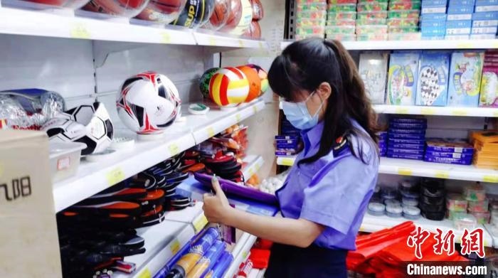 圖為秦皇島市海港區(qū)市場監(jiān)督管理局工作人員正在檢查涉冬奧標(biāo)志商品?！∏鼗蕧u市海港區(qū)市場監(jiān)督管理局供圖