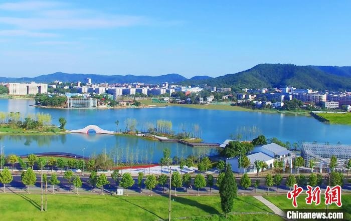 后湖藝術(shù)園?！√菩∏?攝