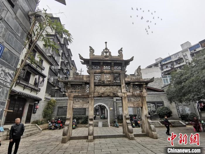 “道冠古今”牌坊?！×荷?攝