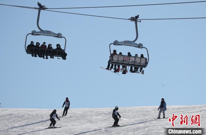 圖為滑雪場現(xiàn)場?！≡S婷 攝