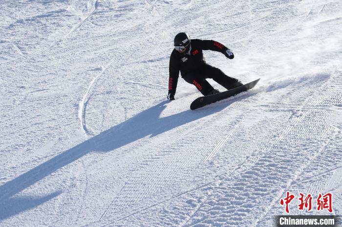 圖為滑雪場現(xiàn)場?！≡S婷 攝