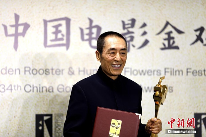 12月30日晚，第34屆中國電影金雞獎(jiǎng)?lì)C獎(jiǎng)典禮在福建省廈門市舉行。張藝謀以執(zhí)導(dǎo)《懸崖之上》榮膺最佳導(dǎo)演獎(jiǎng)。 <a target='_blank' href='/'>中新社</a>記者 呂明 攝