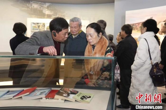 船政后裔在參觀新館?！￡悤造o 攝