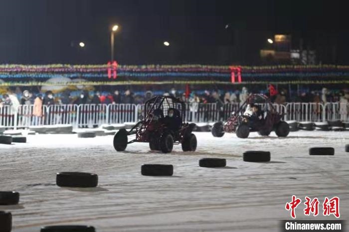 來吧，一起體驗(yàn)雪地越野車的刺激吧?！∮诤Ｑ?攝