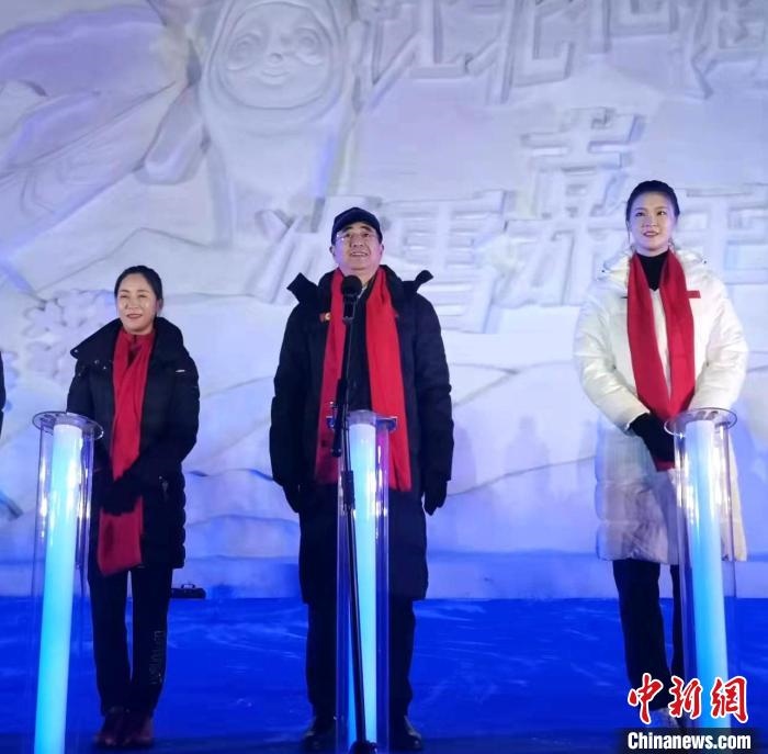 前女排國(guó)家隊(duì)隊(duì)長(zhǎng)奧運(yùn)冠軍惠若琪(右一)，中國(guó)女子田徑競(jìng)走奧運(yùn)冠軍王麗萍(左一)助陣當(dāng)晚活動(dòng)?！≮w桂華 攝