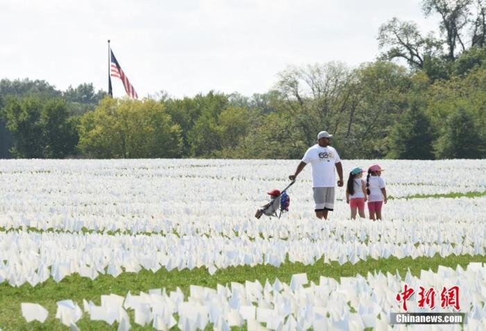 當(dāng)?shù)貢r(shí)間2021年9月18日，美國首都華盛頓國家廣場上插著數(shù)十萬白色旗幟，悼念新冠逝者。這個(gè)名為“在美國：銘記”藝術(shù)裝置由美國藝術(shù)家弗斯滕伯格(Suzanne Firstenberg)策劃，她計(jì)劃在兩周內(nèi)與公眾一起在華盛頓國家廣場插上與美國新冠死亡病例數(shù)對應(yīng)的白旗，以示悼念。 <a target='_blank' href='/'>中新社</a>記者 陳孟統(tǒng) 攝