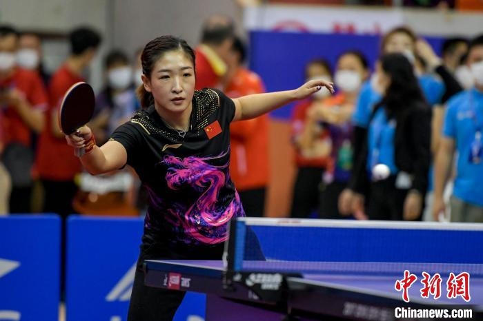 劉詩雯在2021年全國乒乓球“業(yè)余球王”總決賽中與選手互動(dòng)交流球技?！●樤骑w 攝
