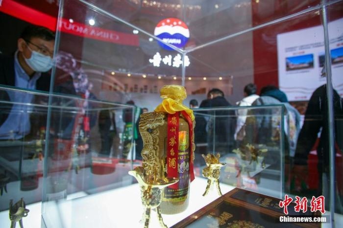 10月19日，天津，參觀者在中國茅臺展位參觀展示的白酒。當(dāng)天，第105屆全國糖酒商品交易會在國家會展中心(天津)啟幕。本屆糖酒會展覽總面積20萬平方米，吸引了來自40多個國家和地區(qū)的3504家參展商參展，共設(shè)置了傳統(tǒng)酒類、葡萄酒及國際烈酒、食品及飲料、調(diào)味品及配料、食品機械及包裝等展區(qū)。 <a target='_blank' href='/'>中新社</a>記者 佟郁 攝