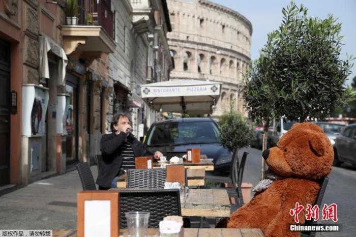 資料圖：意大利羅馬斗獸場附近的酒吧，顧客在露臺上喝酒。