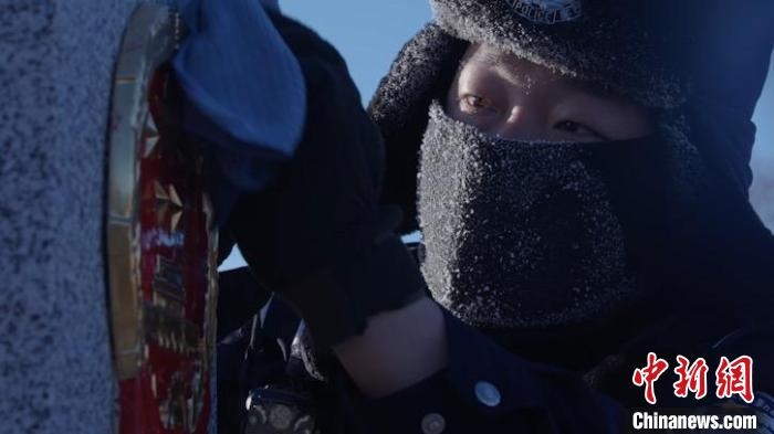 圖為恩和哈達(dá)邊境派出所的9名民警踏雪巡邊。　劉維明 攝