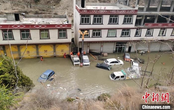 救援人員正在丹巴一處民房被淹處搜尋和轉(zhuǎn)移人員。　周勇 攝