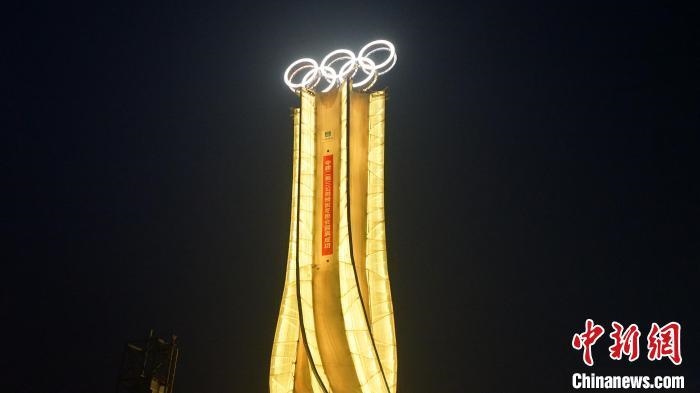 1月25日，由中建二局三公司承建的“海陀塔”順利竣工，奧運五環(huán)閃耀延慶冬奧賽區(qū)?！≈薪ǘ秩竟﹫D
