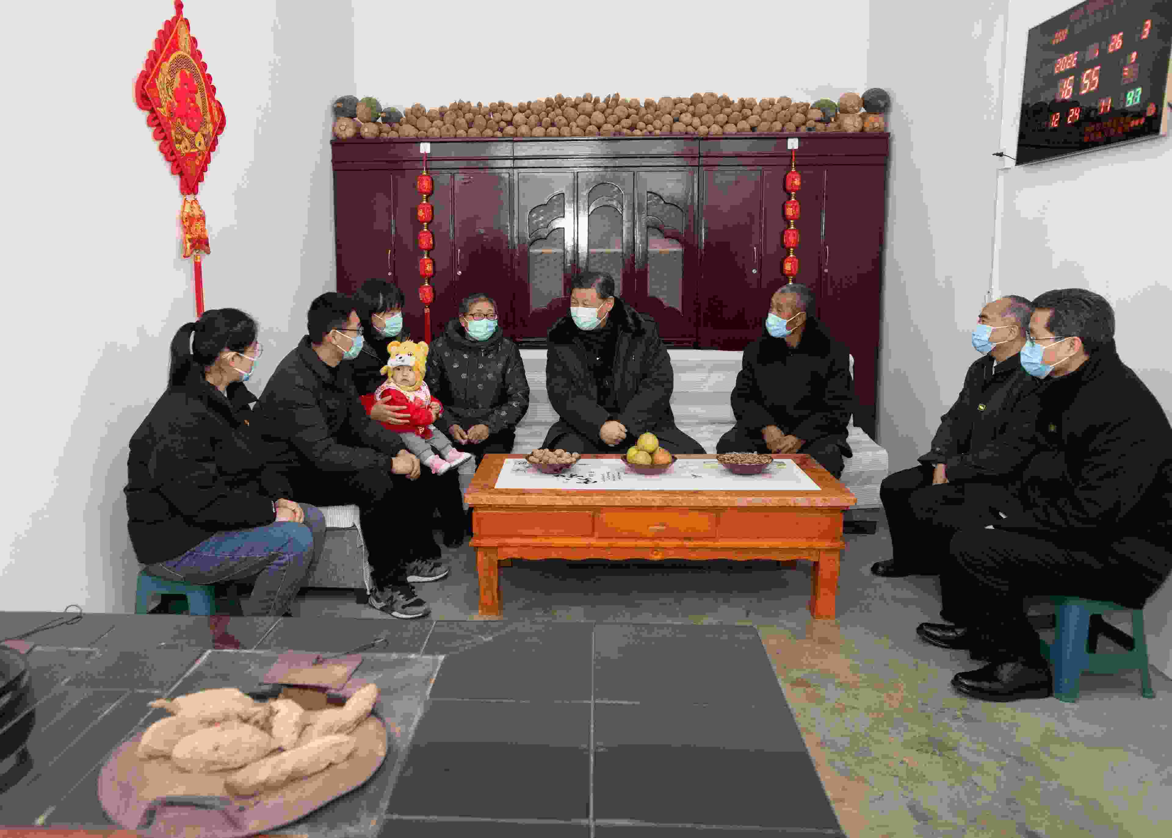 △2022年1月26日，中共中央總書記、國家主席、中央軍委主席習(xí)近平在臨汾市汾西縣僧念鎮(zhèn)段村同村民蔡文明一家親切交流。