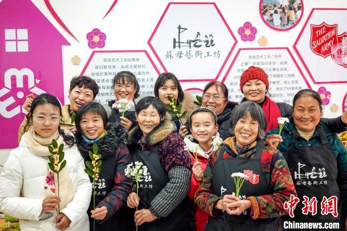 “蘇母藝術(shù)工坊”文創(chuàng)工作室的姐妹們?！」帕捡x 攝