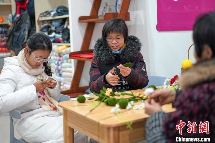 文創(chuàng)工作室的姐妹們正在鉤織月桂葉片?！」帕捡x 攝