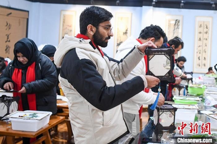 巴基斯坦留學(xué)生制作燈籠。　楊華峰 攝
