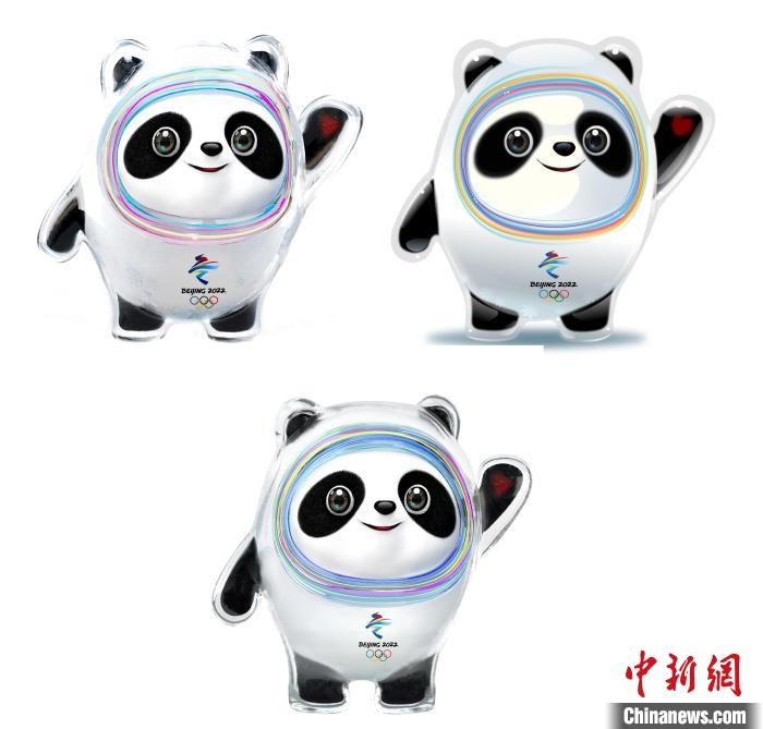 設(shè)計團隊將“冰絲帶”的形象引入大熊貓后逐漸成型。上方兩個形象還是外八字腳，下方形象為最終定稿。　劉平云供圖