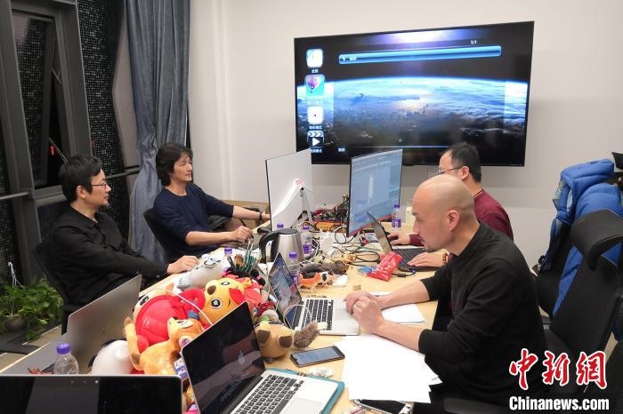 廣州美術(shù)學(xué)院曹雪、劉平云帶領(lǐng)的設(shè)計團隊對北京冬奧會吉祥物加班加點進行修改設(shè)計。(資料圖) 劉平云供圖