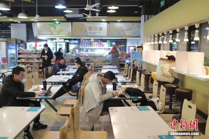 資料圖：考研學(xué)生在食堂內(nèi)復(fù)習(xí)。 泱波 攝