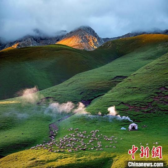 圖為作品《晨光炊煙》。　焦生福 攝