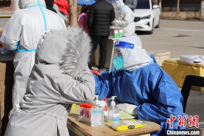 呼和浩特市民做核酸?！埩只?攝