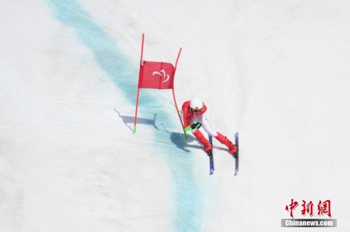 3月6日，中國選手梁景怡在比賽中。當(dāng)日，北京2022年冬殘奧會(huì)殘奧高山滑雪男子超級(jí)大回轉(zhuǎn)-站姿決賽在國家高山滑雪中心舉行，中國選手梁景怡奪得冠軍。 <a target='_blank' href='/'>中新社</a>記者 劉冉陽 攝 　